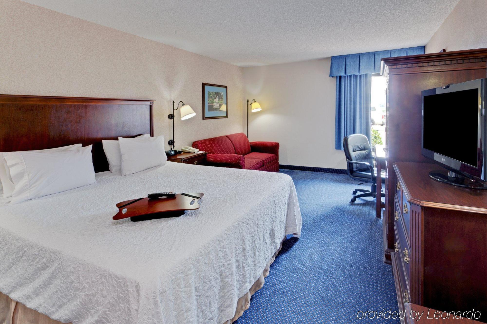 Hampton Inn Harrisonburg - University Room photo