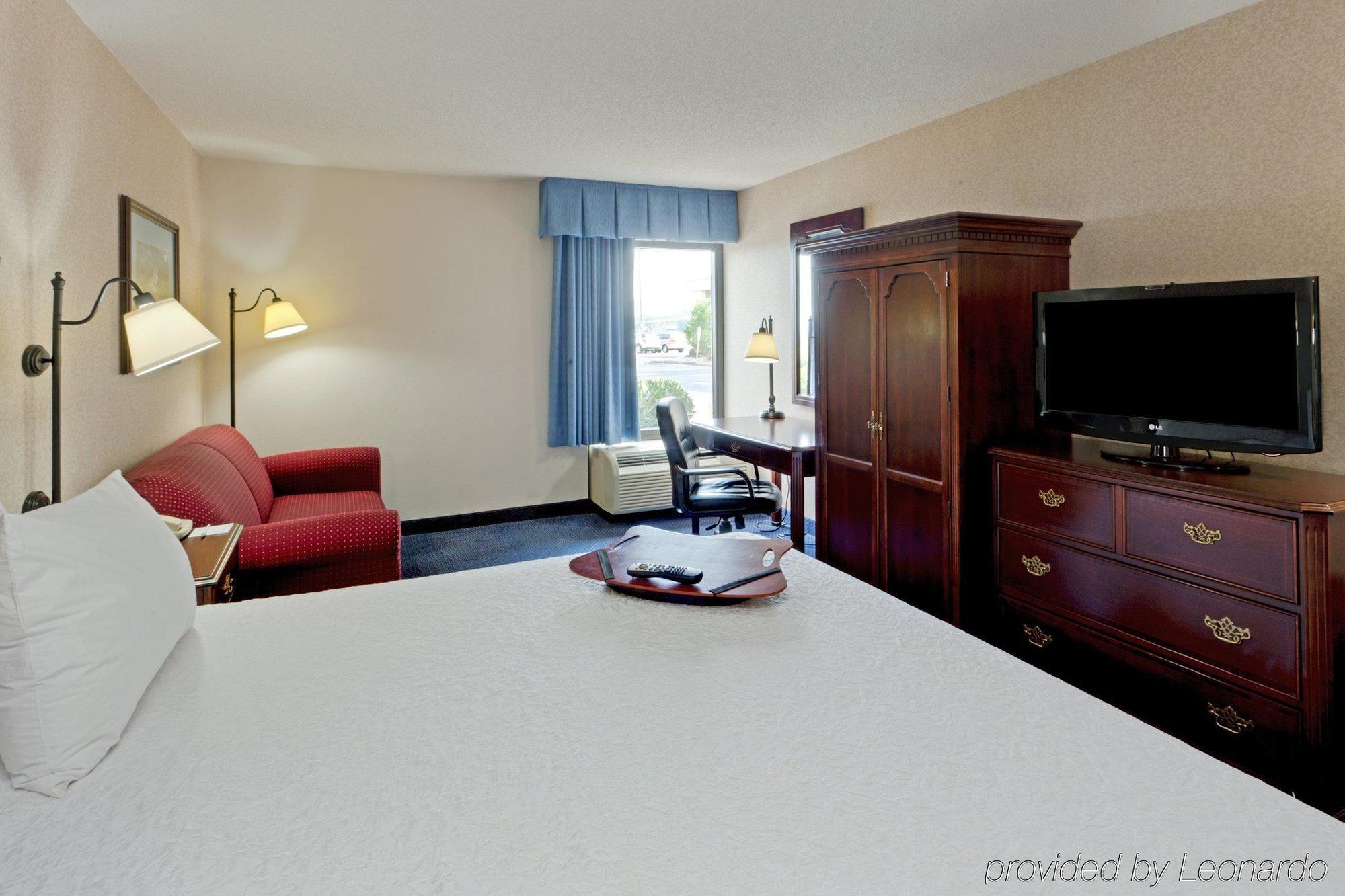 Hampton Inn Harrisonburg - University Room photo