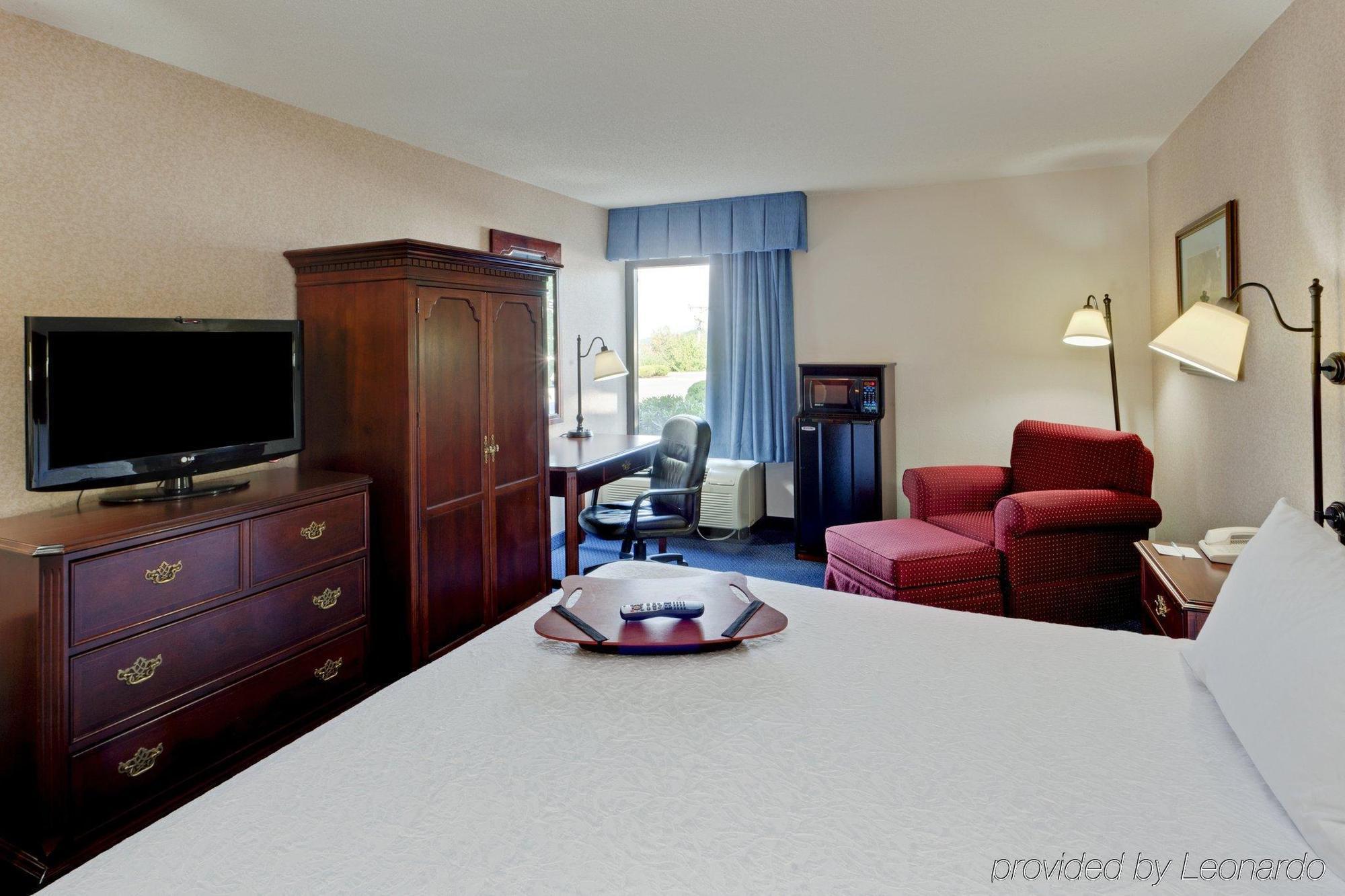 Hampton Inn Harrisonburg - University Room photo
