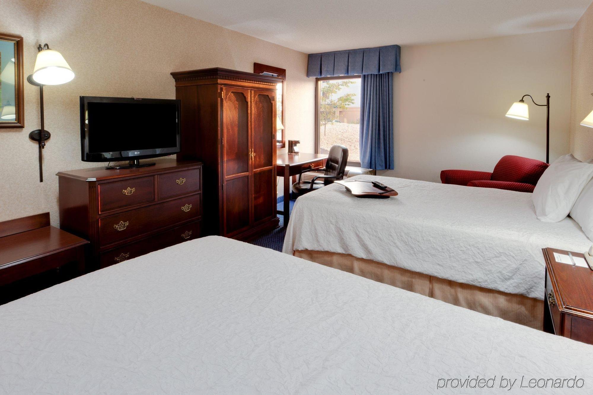 Hampton Inn Harrisonburg - University Room photo