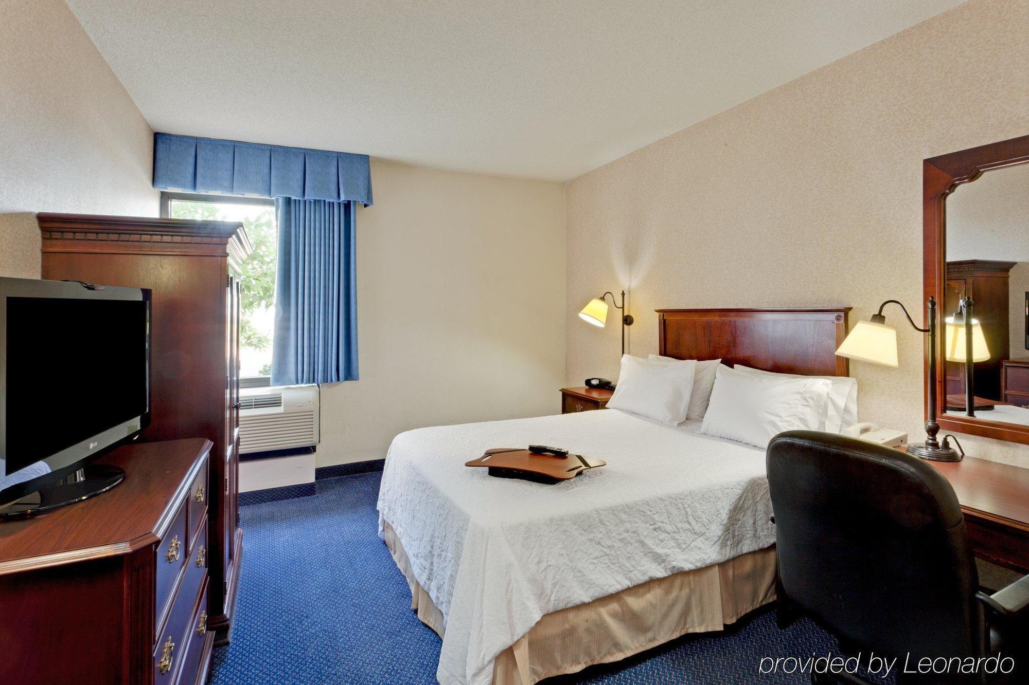 Hampton Inn Harrisonburg - University Room photo
